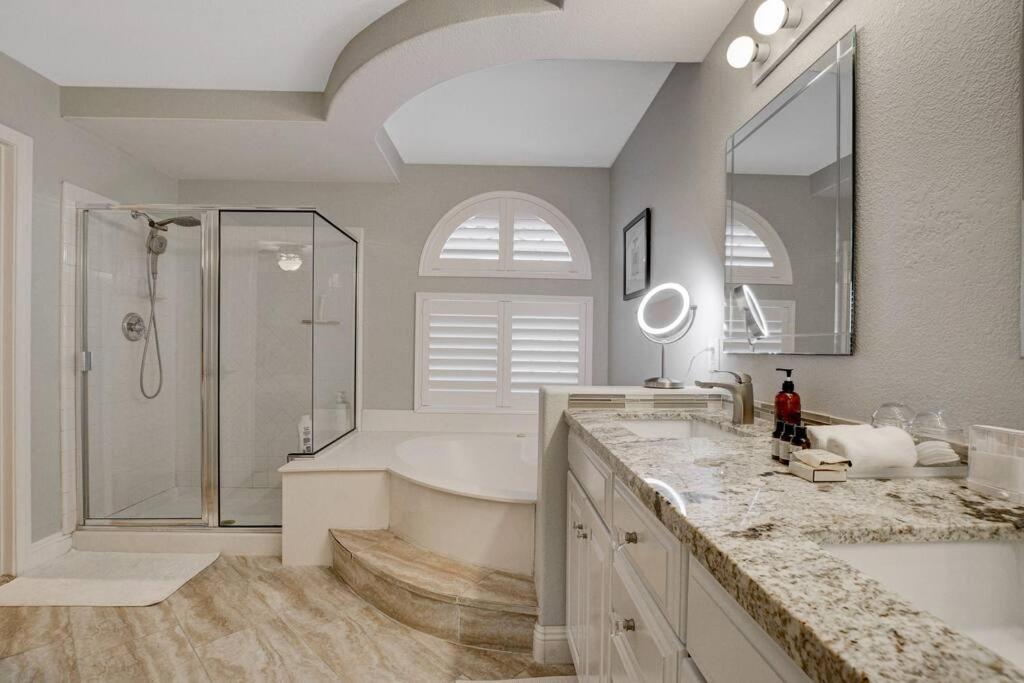 Beautiful 5br W/king Beds, Pool & Hot Tub, Games Ferienhaus